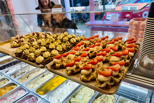 Fresh Toetje croffles with strawberries and pistachio
