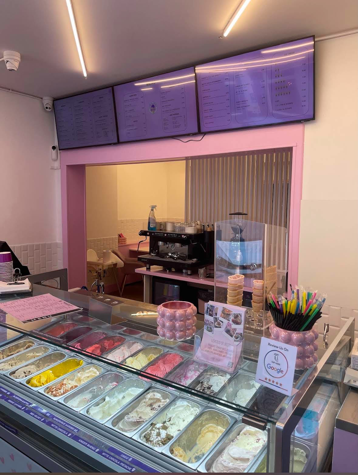 Toetje counter with ice cream and pink interior
